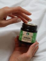 Gęsta, bogata konsystencja naturalnego serum ujędrniającego do ciała z masłem shea.