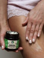 Aplikacja ujędrniającego serum na cellulit na gładką i nawilżoną skórę ud.