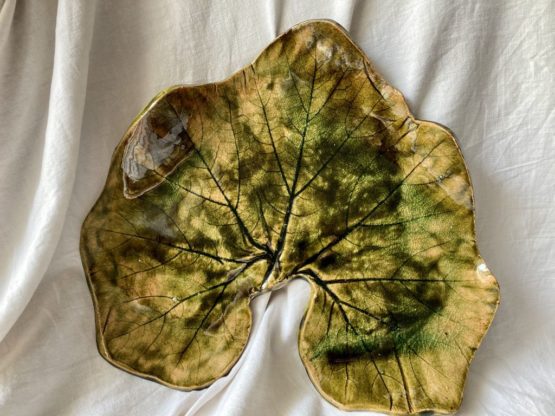 ceramiczna patera w kształcie liścia dyni