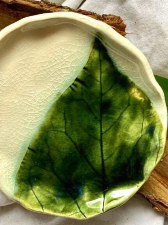 ceramiczny talerz z liściem magnolii
