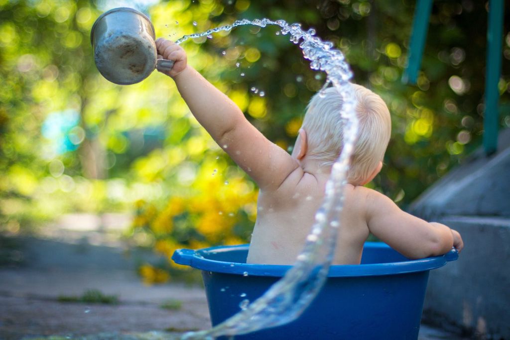 dziecko w misce z wodą