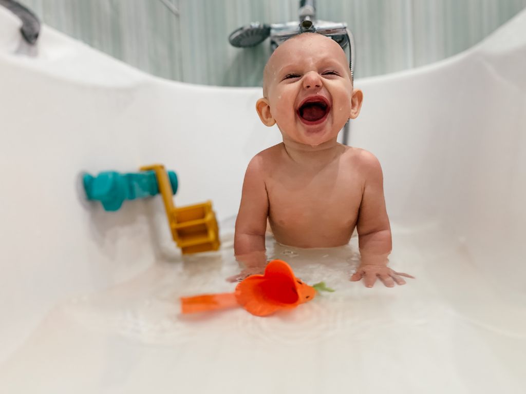 temperatura wody do kąpieli - dziecko w wannie