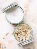 rytuał pielęgnacyjny z pudrem do kąpieli i świecą sypaną