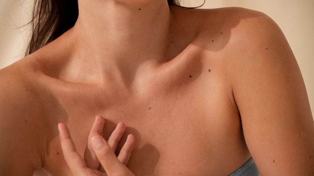 kobieta z rękami na klatce piersiowej