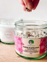 rytuał pielęgnacyjny z pudrem do kąpieli i świecą sypaną