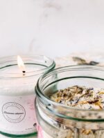 rytuał pielęgnacyjny z pudrem do kąpieli i świecą sypaną