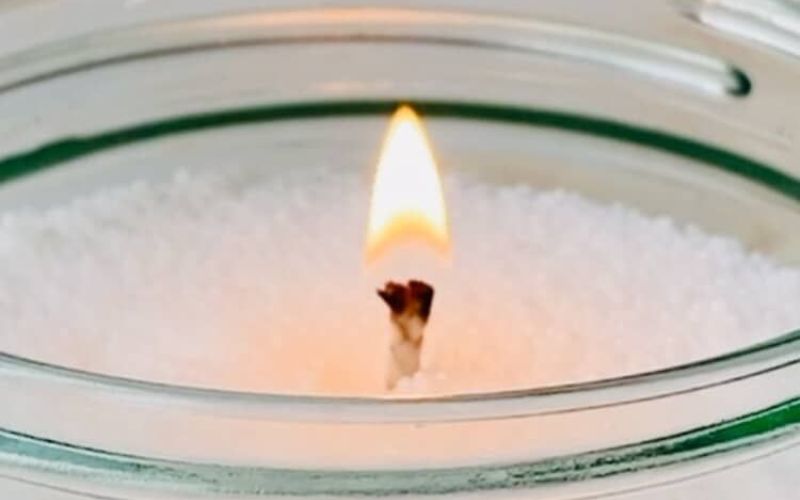 świeca sypana płomień