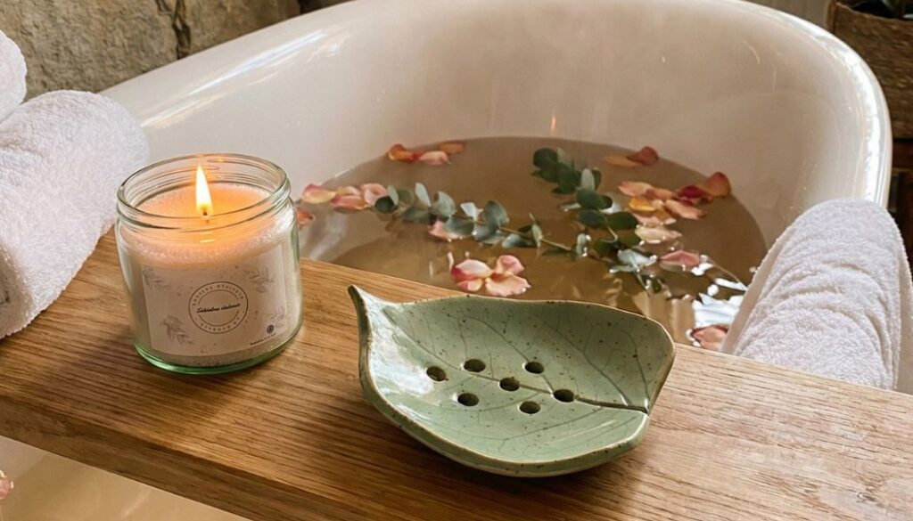 świeca sypana AnnaFlora i ceramiczna mydelniczka